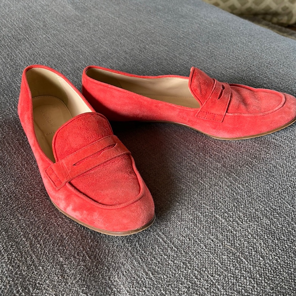 Super soft penny loafer in red suede. Soft leather lined.